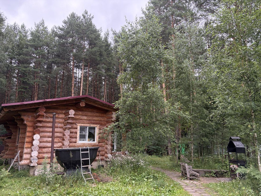 Баня и чан во дворе